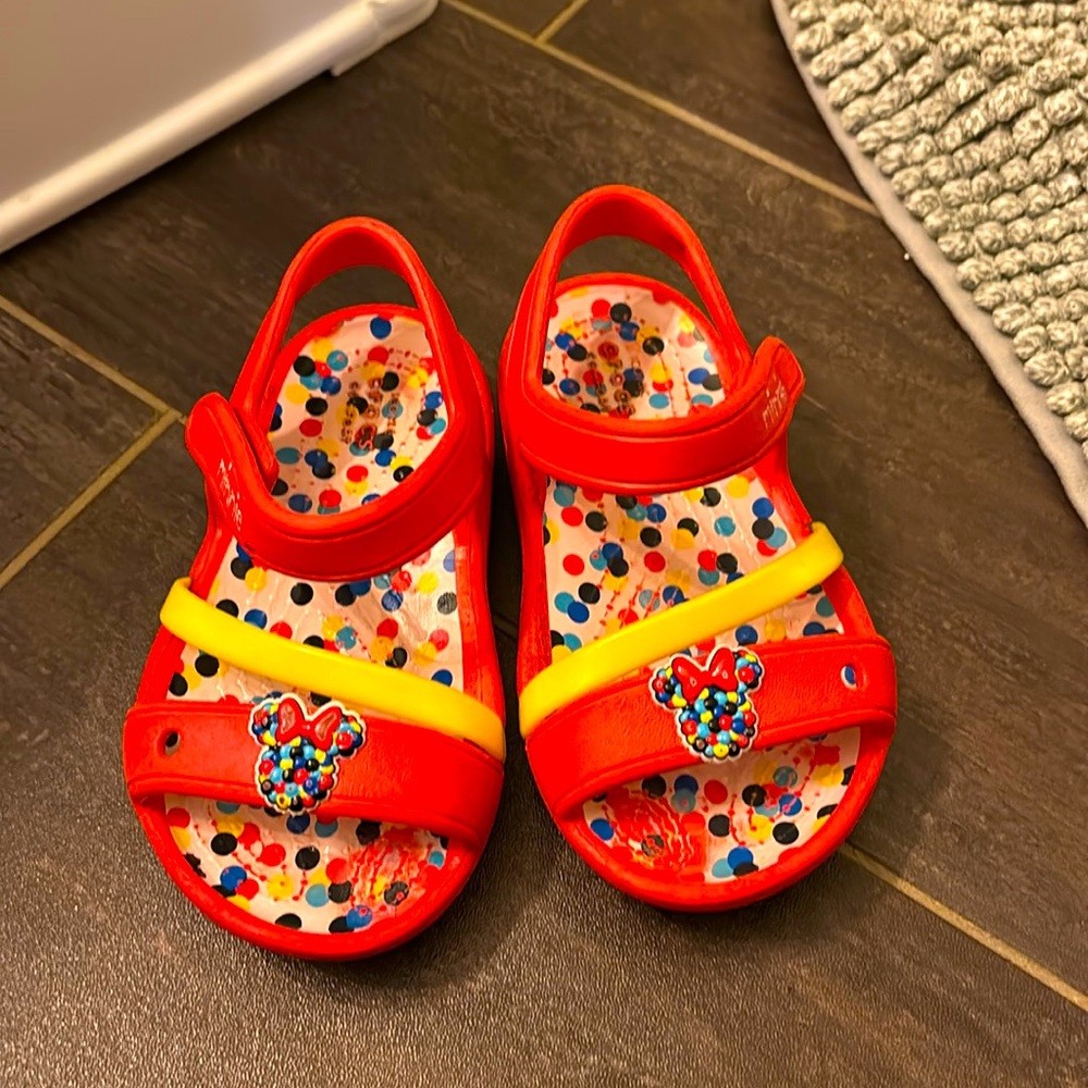 Minnie Croc sandals 6c